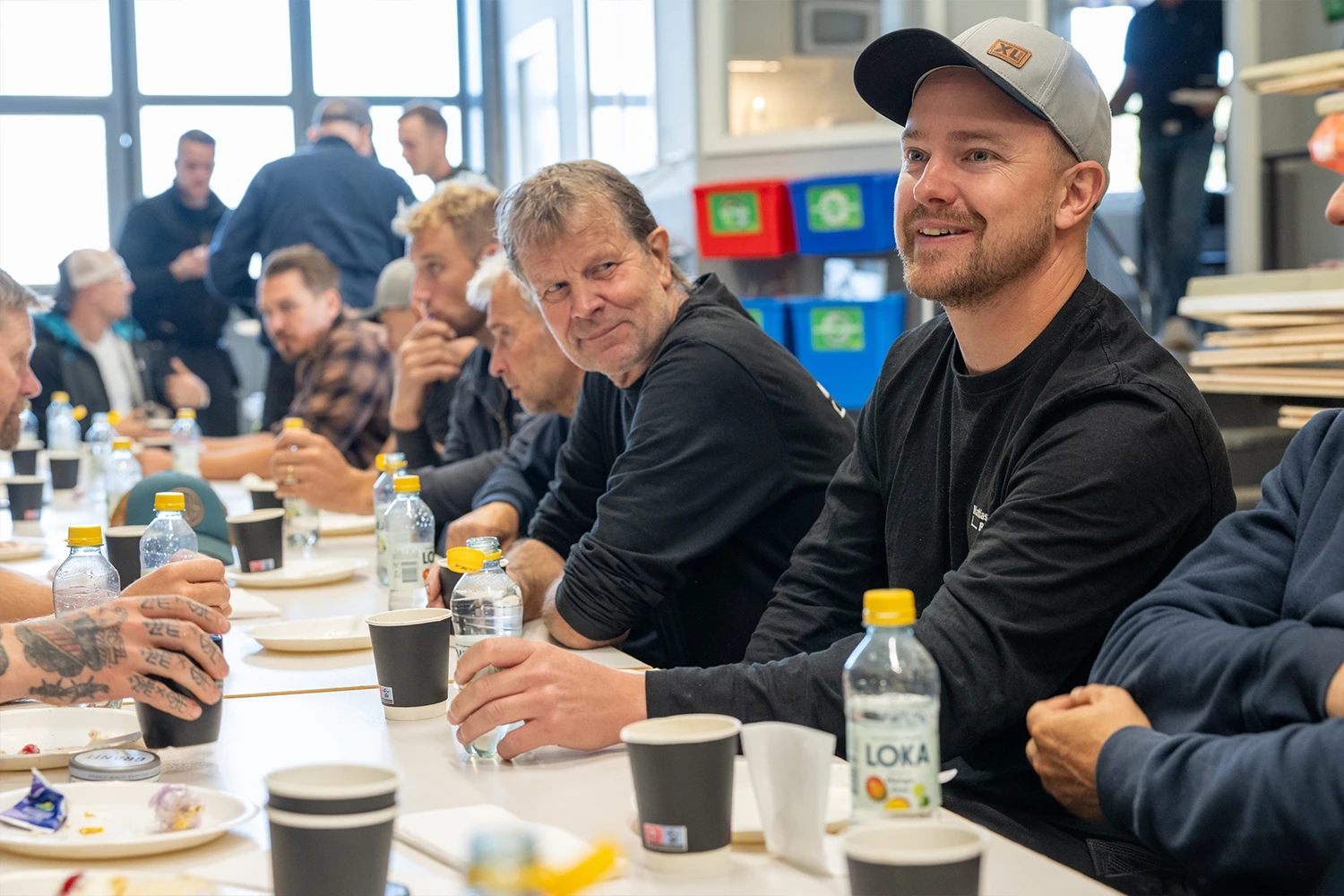 MattiasBygg-Mote-Sep2024-2 Glada samtal mellan kollegor.